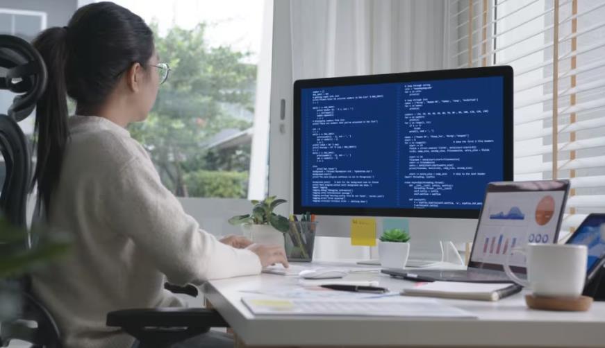 惠州软件开发公司实战建议：网站赋能，为何必须接入支持机器人？